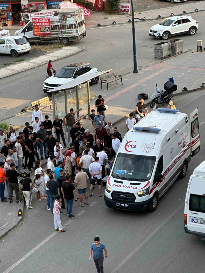 Batmanda yolun karşısına geçmeye çalışan kadına otomobil çarptı
