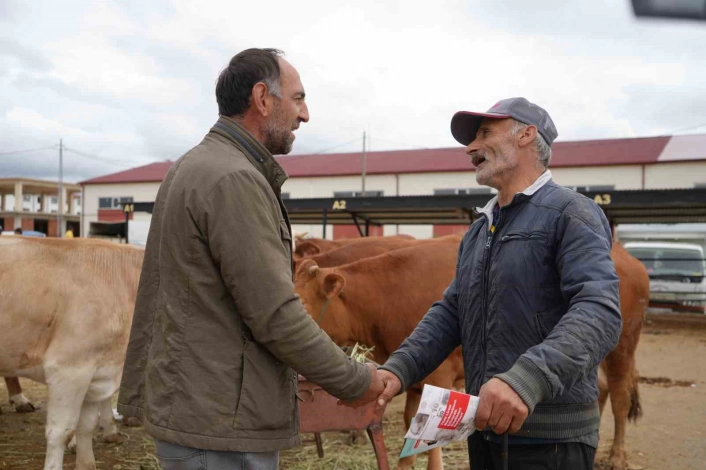 Bayburtta kurban pazarlığı renkli ve samimi görüntülere sahne oldu: Fiyatta orta yolu bulunca sarılıp kucaklaştılar
