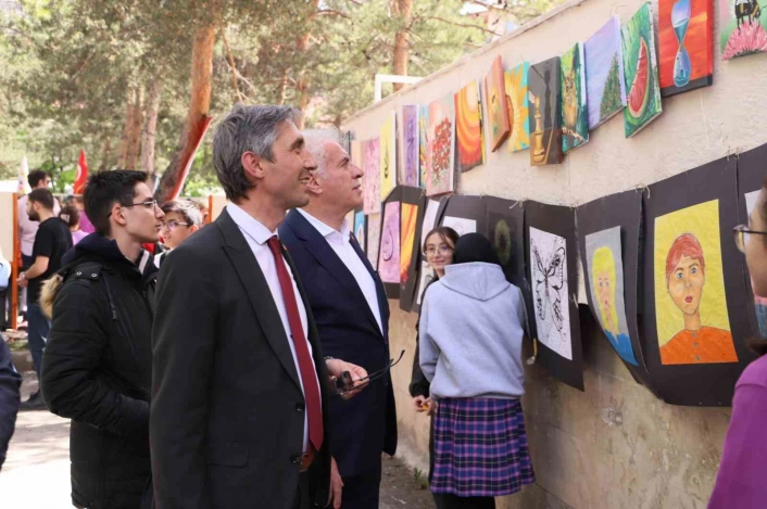 Bayburtta öğrencilerin projeleri Bilim Fuarında sergilendi
