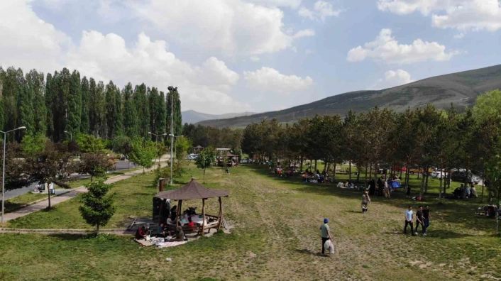 Bayburtta piknik alanları doldu

