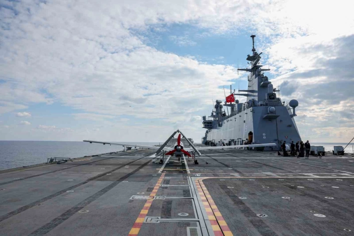 Bayraktar TB3, TCG Anadolu gemisinde 100 sortiyi tamamladı
