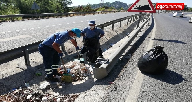 Belediye ekipleri onlarca torba çöp topladı