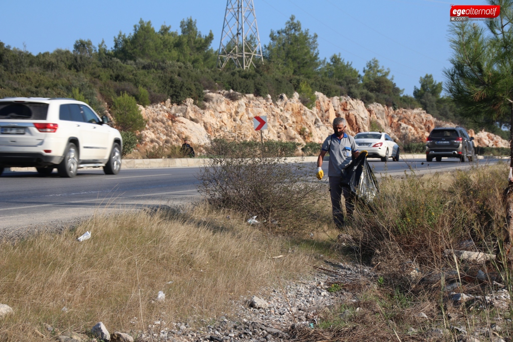  Belediye ekipleri onlarca torba çöp topladı 