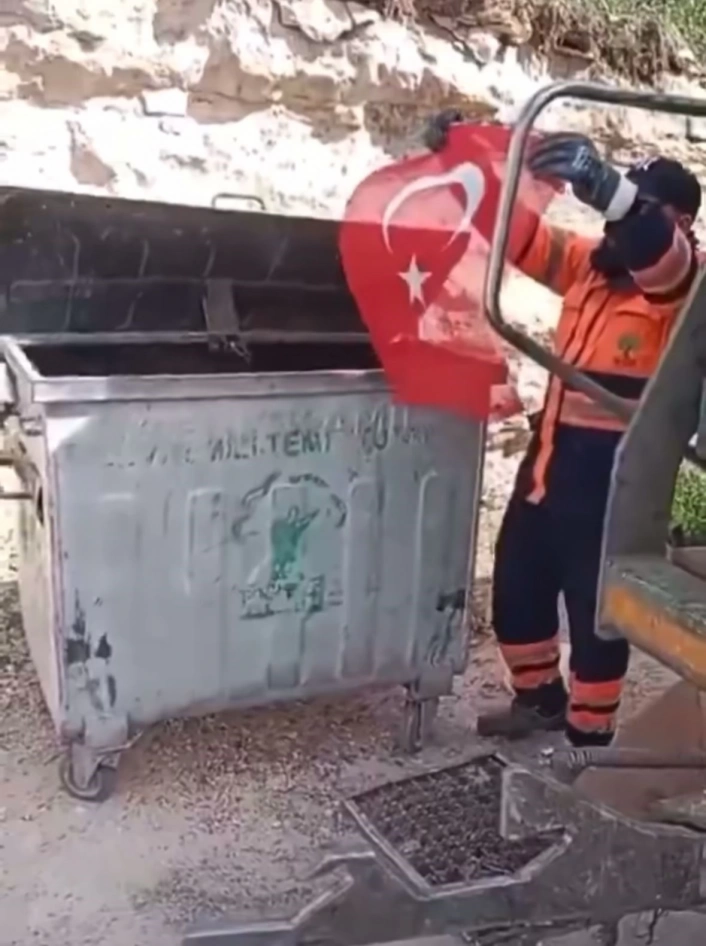 Belediye temizlik işçisi, çöpte bulduğu Türk bayrağını öpüp anlına koydu
