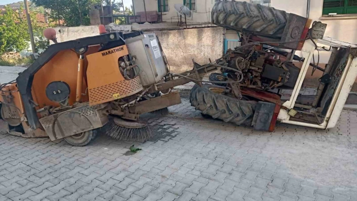 Belediyenin temizlik makinası ve traktörünü çalan hırsızlar kaza yaptı
