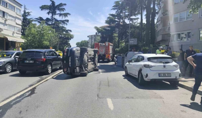 Beşiktaşta park halindeki araca çarpan otomobil yan yattı: 1 yaralı
