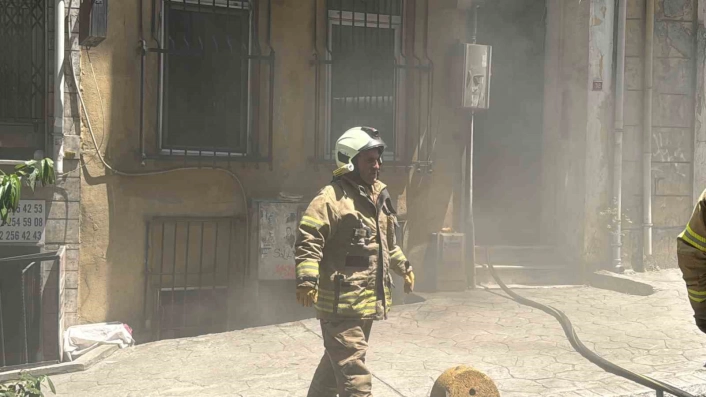 Beyoğluda ütü prizde unutulunca yangın çıktı
