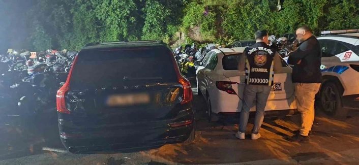 Beyoğlunda aracında usulsüz çakar bulunan sürücüye 136 bin 165 lira ceza
