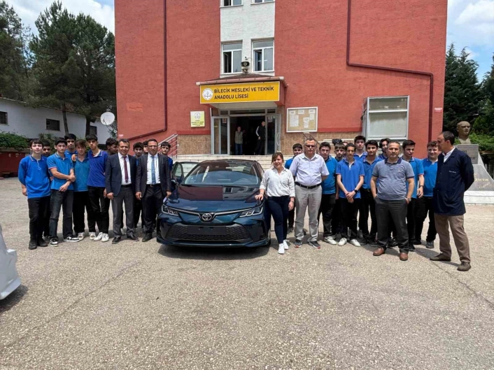 Bilecik Meslek Lisesine eğitim desteği, sıfır kilometre araç hibe edildi
