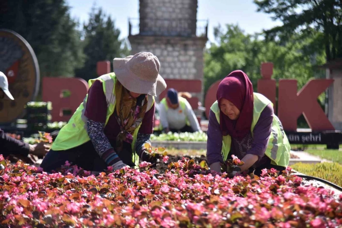 Bileciki süsleyen kadın çalışanlar

