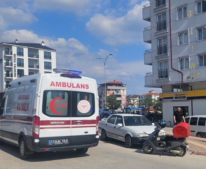 Bilecikte otomobil ile motosiklet çarpıştı, 2 yaralı

