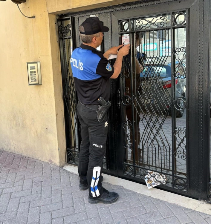 Binaların giriş kapılarına binlerce Hırsızlık Açık Kapı Sever isimli etiket yapıştırıldı
