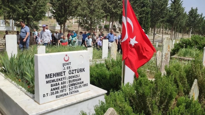 Bingölde şehit edilen 33 askerden birisi olan Denizlili es mezarı başında anıldı
