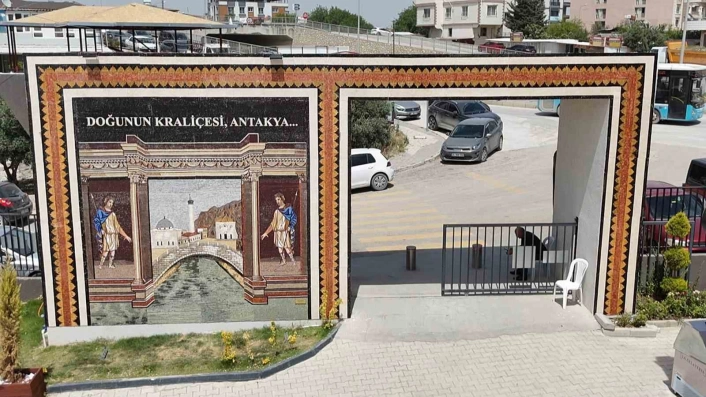 Binlerce mozaik taşını 140 günde ilmik ilmik işleyerek Doğunun Kraliçesi Antakyayı ortaya çıkardı
