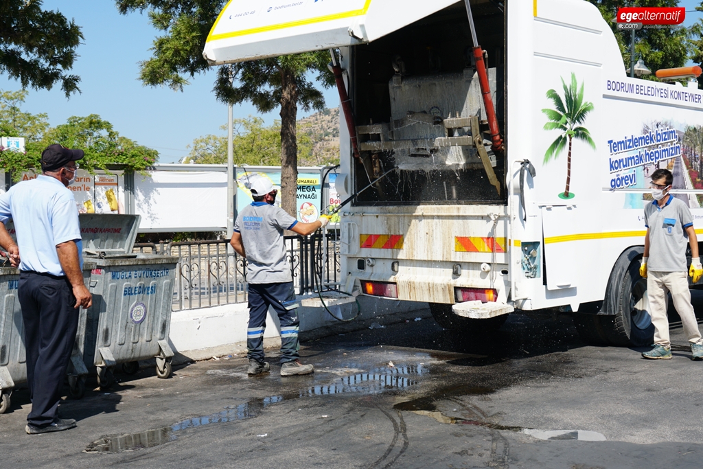 Bodrum'da  çöp konteynerleri dezenfekte ediliyor