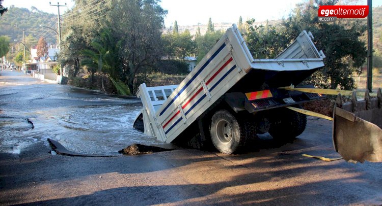 Bodrum’da su borusu patladı kamyon suya gömüldü!