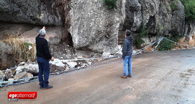 Bodrum'da tonlarca ağırlıktaki dev kaya parçası yola düştü