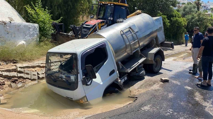 Bodrumda isale hattı patladı, tanker çukura düştü
