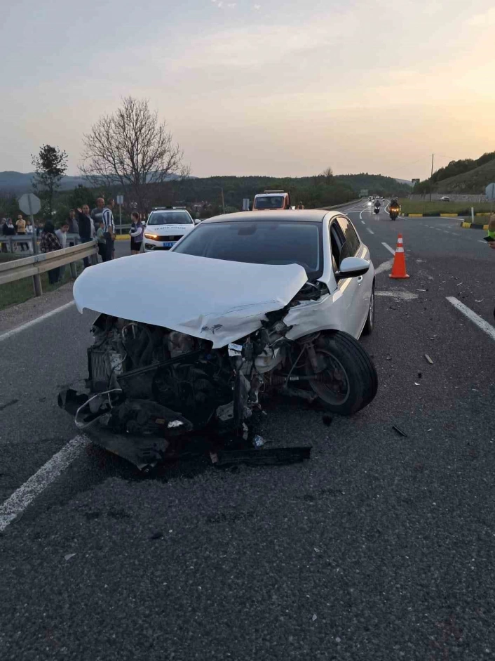 Boluda iki otomobil çarpıştı: 2 yaralı
