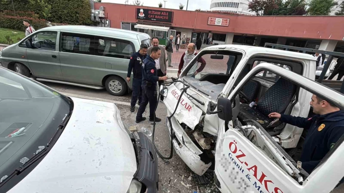 Boluda kafa kafaya çarpışan kamyonet ile hafif ticari araçtaki 3 kişi yaralandı
