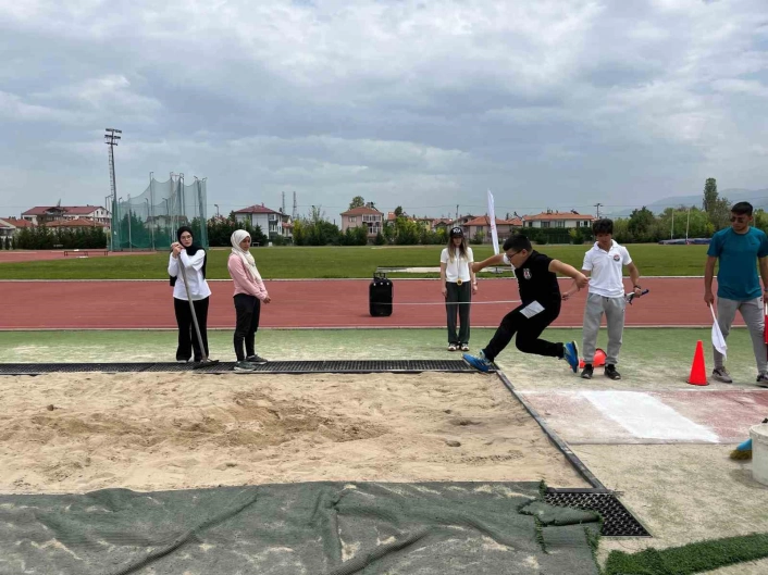 Boluda minikler atletizm şenliği renkli görüntülere sahne oldu
