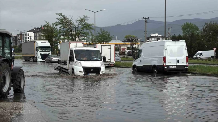 Boluda sağanak ve fırtına hayatı felç etti: Yollar göle döndü
