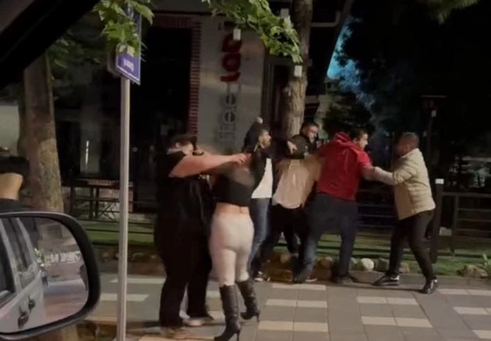 Boluda sokak ortasında kavga: Yumruklar havada uçuştu
