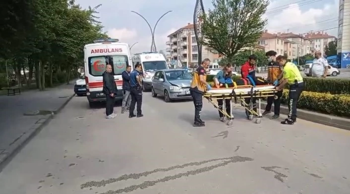 Boluda yolun karşısına geçmeye çalışan anne ve kızına otomobil çarptı: 2 yaralı
