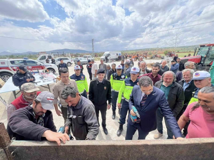 Bozkırda çiftçilere reflektör dağıtıldı
