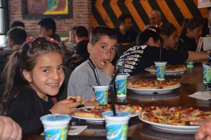 Bulanıkta köy çocuklarına pizza ikramı
