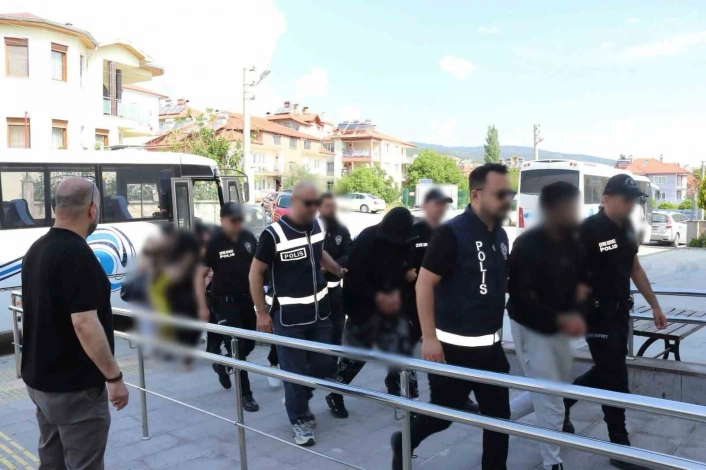 Burdurda fuhuş operasyonunda 8 şüpheli tutuklandı
