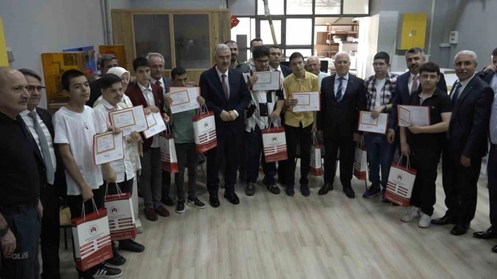 Bursada 656 bin 200 öğrenci karne heyecanı yaşadı
