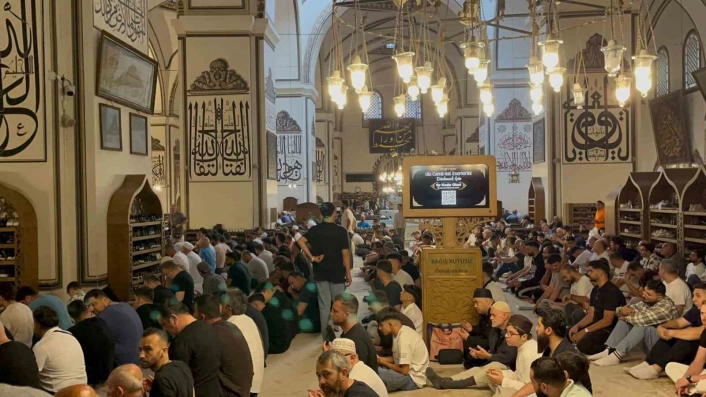 Bursada binlerce vatandaş Kurban Bayramında Ulu Camiye akın etti
