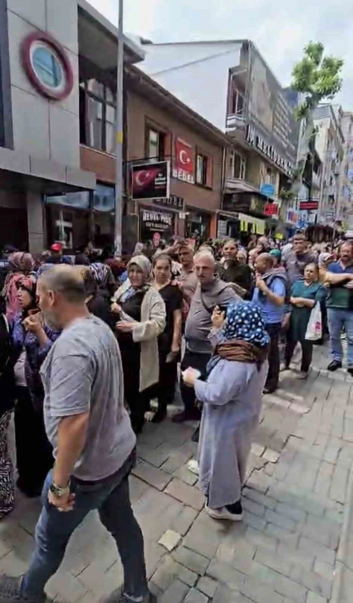 Bursada çekilişi duyan mağaza önüne koştu
