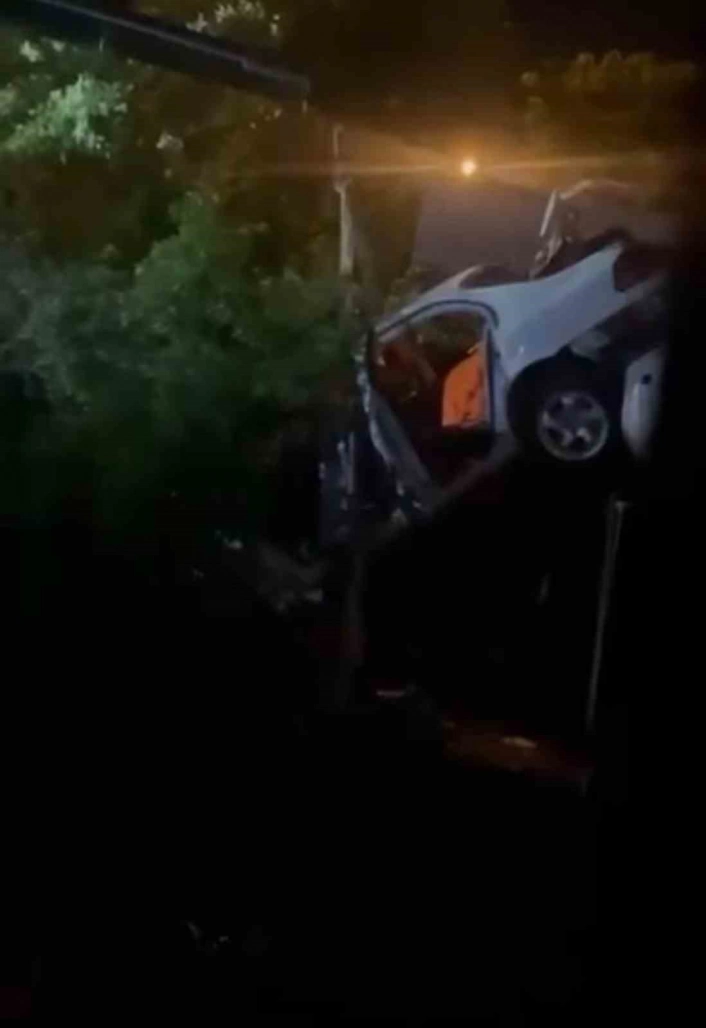 Bursada kontrolden çıkan otomobil bahçeye uçtu : 1 yaralı
