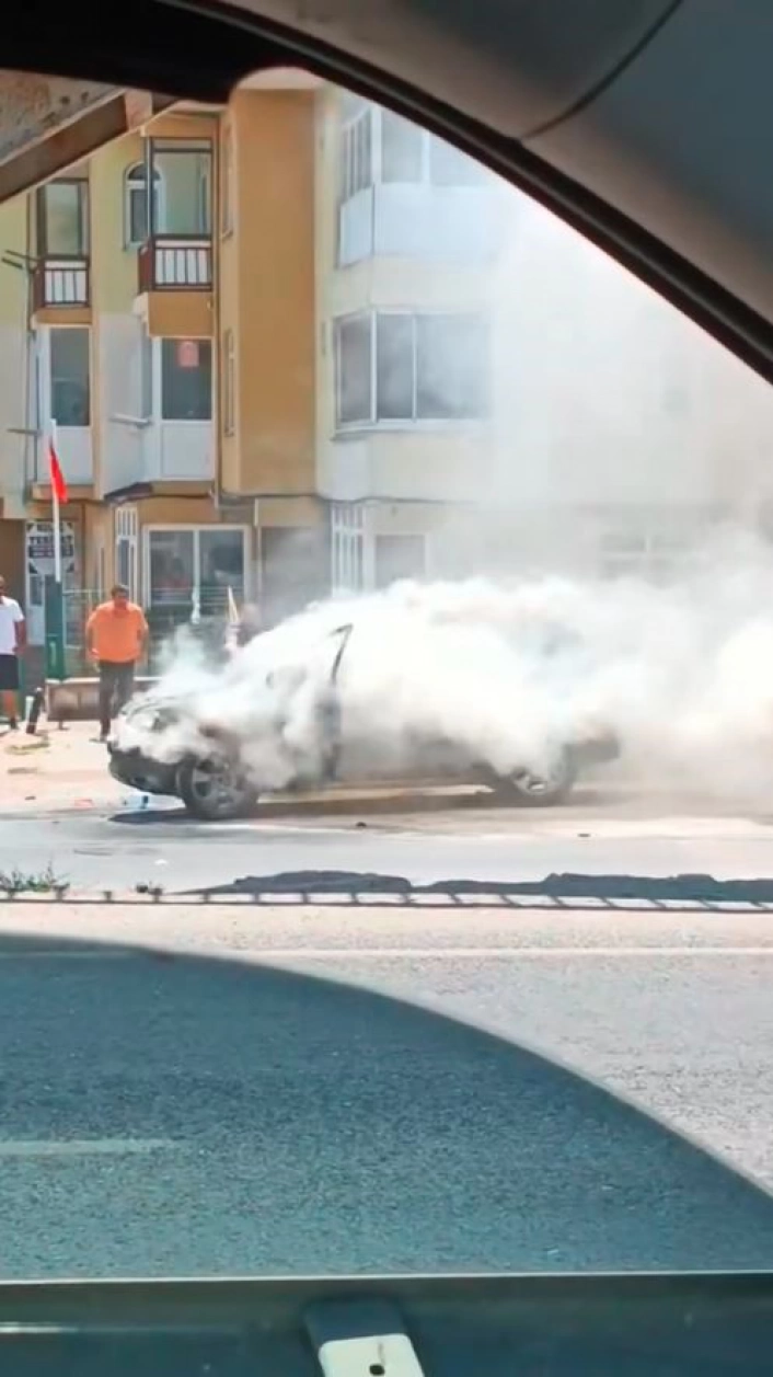Büyükçekmecede park halindeki otomobil kendiliğinden alev aldı
