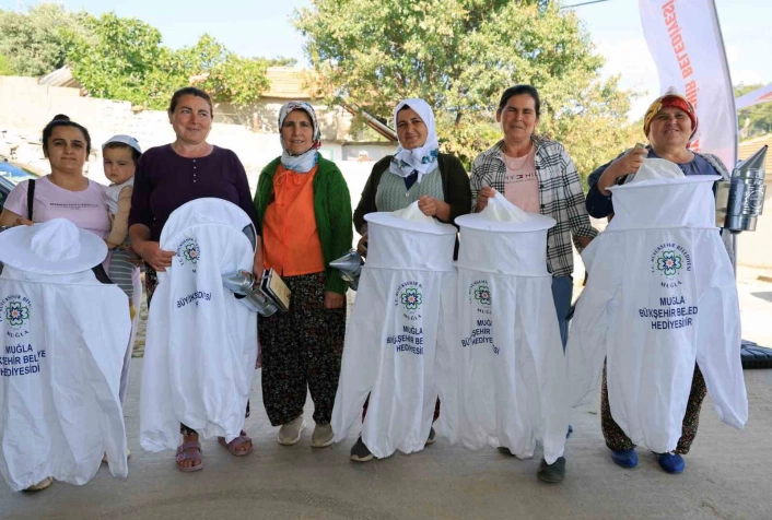 Büyükşehir ve Menteşe Belediyesinden arıcılara maske ve körük desteği
