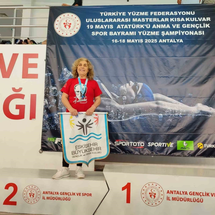 Büyükşehirin master yüzücüsü Kezban Yeşerden rekor ve madalya gururu
