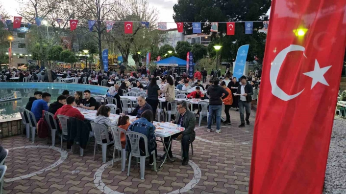 Büyükşehirin Nazillideki son iftar sofrası da doldu taştı