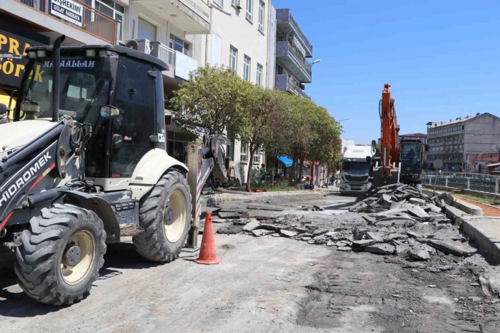 Büyükşehirin Sökede yol çalışması devam ediyor
