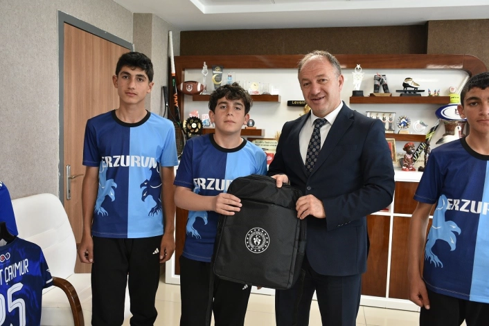 Çakmur kutladı hediye verdi
