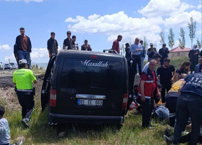 Çaldıranda trafik kazası: 8 yaralı
