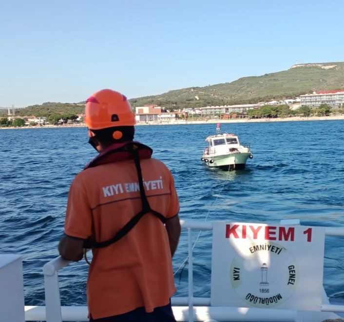 Çanakkale Boğazında sürüklenen tekne kurtarıldı
