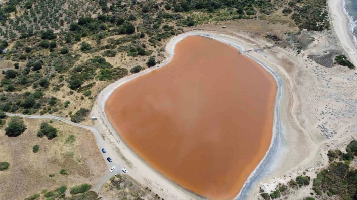Çanakkalede 2 bin yıllık antik liman kalpli pembe göle dönüştü
