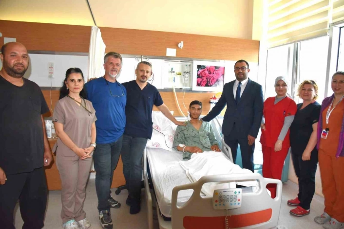 Çanakkalede ilk kez denen cerrahi yöntemle 15 yaşındaki çocuğun kalbindeki delik kapatıldı
