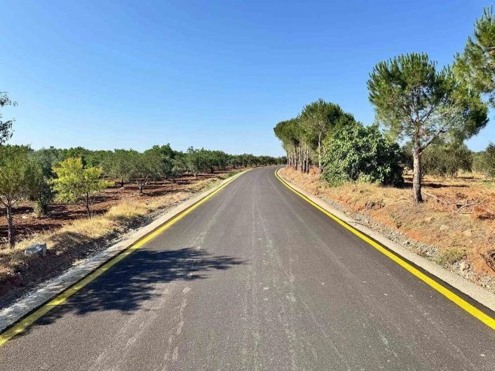 Çanakkalede köy yollarında sıcak asfalt dökme çalışmaları hız kesmeden devam ediyor
