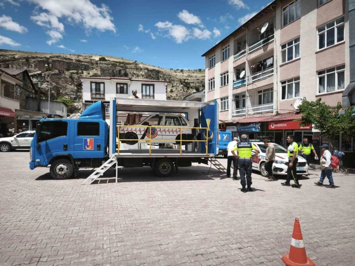 Çemişgezekte emniyet kemeri simülasyon tırı farkındalık oluşturdu
