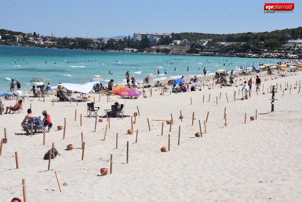 Çeşme'de bayram tatilini uzatanlar Ilıca Plajı'nı doldurdu