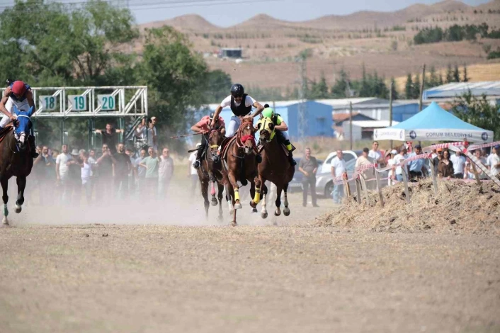 Çorumda at yarışları nefes kesti
