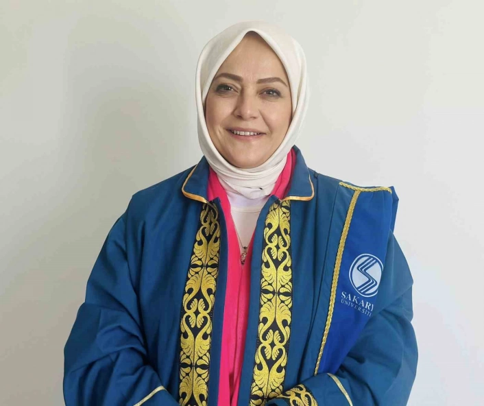 Cübbe giyen Milletvekili Ün Bilim Doktoru unvanına sahip oldu
